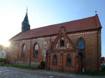 Das Sonnenlicht bricht sich an der Stadtkirche in Krakow am See.