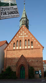 Die Stadtkirche in Krakow am See und die im Schaukasten festgehaltenen Zutrittsbestimmungen.