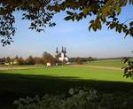 Waldsassen, Blick zur  Kappl , Wallfahrtskirche der Heiligen Dreifaltigkeit auf dem 600m hohen Glasberg, Okt.2009