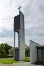 Vrstetten, der freistehende Glockenturm der katholischen Kirche St.Maximilian Kolbe, Sept.2017
