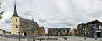 Kirchplatz in Meckenheim mit Geschftshusern und der Kirche  St.