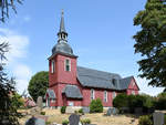 Die mit Holz verkleidete evangelische Kirche  Zur Himmelspforte  Anfang August 2018 in Hohegei.