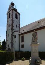 Gundelfingen, evangelische Kirche und Denkmal fr die Kriegsopfer, Juli 2018