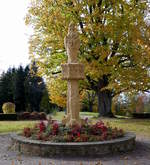 St.Peter, die 1979 eingeweihte Mariensule steht vor dem Haupteingang zur Wallfahrtskapelle auf dem Lindenberg, Nov.2018