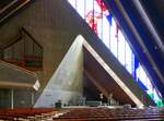 Emmendingen, katholische St.Johannes-Kirche, Blick in den Innenraum mir Altar und Orgel, Aug.2018