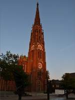 Die  große Kirche von Bremerhaven im Abendlicht der untergehenden Sonne.