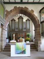 Obereggenen, evangelische Johanniskirche, Blick ber den Altar in den Chorraum mit der Orgel, Sept.2019