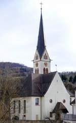 Ebringen im Markgrflerland, St.Galluskirche, Blick auf den Westgiebel mit Haupteingang, die Kirche geht zurck auf das 14.Jahrhundert und zhlt zu den bedeutenden Sakralbauten im