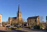 Bornheim-Brenig im SU-Kreis mit dem Gundula-Claen-Platz und der St.