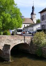 Hugsweier, Blick ber Schutter mit Schulbrcke zur evangelischen Kirche, April 2020