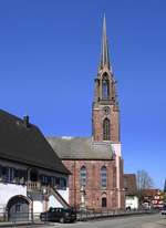 Kndringen, die evangelische Kirche mit dem markanten, 60m hohen Turm, im gotischen Stil erbaut 1862-65, April 2020