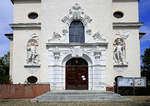 Friesenheim, die Portalfassade der Kirche St.Laurentius mit den Heiligen St.Bernhard von Baden und St.Georg, April 2020