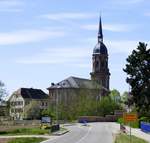 Schuttern, OT von Friesenheim in der Ortenau, Blick vom Ortseingang auf die katholische Pfarrkirche  Mari Himmelfahrt ,  die ehemalige Klosterkirche stammt von 1767-71, April 2020