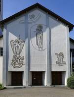Oberschopfheim, Kirche St.Leodegar, der künstlerisch gestaltete Nordgiebel der Kirche mit dem Haupteingang, Juni 2020