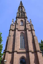 Offenburg, der schlanke Turm der evangelischen Stadtkirche,  sie wurde 1857-64 im neugotischen Stil erbaut, Juni 2020