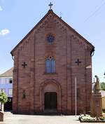 Schmieheim, die evangelische Markuskirche, Westgiebel mit Haupteingang, heutiges Aussehen geht zurck auf Um-und Ausbauten von 1853, Juli 2020