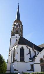 Schnau i.W., die katholische Pfarrkirche Mari Himmelfahrt, im neugotischen Stil erbaut 1902-08, mit 90m hohem Turm, Juli 2020