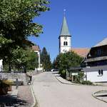 Altglashtten, Bick durch die Kirchgasse zur Pfarrkirche St.Wendelin, Aug.2020