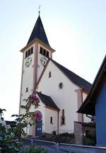 Drlinbach, Nord-West-Giebel und Haupteingang zur Kirche St.Johannes, der Glockenturm wurde erst 1957-59 errichtet, Juli 2020