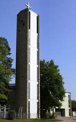 Kippenheim, der freistehende, 32m hohe Glockenturm der St.Mauritius-Kirche, trgt drei Glocken, 1967 in Heidelberg gegossen, Sept.2020