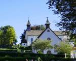 Kandern, die Friedhofskapelle, dahinter die katholische Kirche, Sept.2020