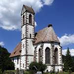 Hausach-Dorf, die katholische Dorfkirche St.Mauritius, der hauptschlich romanische Bau geht zurck auf das 11.Jahrhundert, Juni 2020