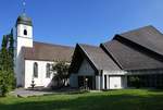 Merzhausen, die alte St.Gallus-Kirche links, erbaut 1759-60, die neue St.Gallus-Kirche rechts erbaut 1976-78, Aug.2020