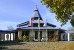 Weil am Rhein, die katholische Kirche St.Peter und Paul, auch blaue Kirche genannt, erbaut Ende der 1980er Jahre im Stadtteil Leopoldshhe, Okt.2020