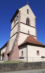 Wittelbach, der massige Glockenturm der katholischen Kirche, frhgotisch aus dem 13.Jahrhundert, Juli 2020