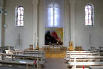 Hllstein, Blick zum Altar in der Mitte des Kirchenraumes der kath.Pfarrkirche, Juli 2020