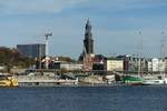 Hamburg am 15.11.2020: ein Teil der Hamburg Skyline von der Sdseite der Elbe (Steinwerder) gesehen mit dem dominanten Bauwerk der Michaeliskirche (Michel) /