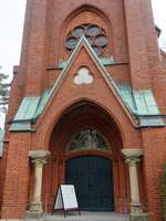 Hamburg am 28.3.2021: Blankeneser Kirche am Marktplatz im Stadtteil Blankenese – Haupteingang  / evangelisch-lutherisch / Backsteinbau im neugotischen Stil / erbaut 1895/96 nach Plnen des