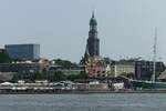 Hamburg am 16.7.2021: Blick von Steinwerder ber die Elbe auf die Hauptkirche St.