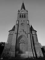Der Turm der Neuen Rempliner Kirche, welche von 1875 bis 1878 im  neogotischen Stil errichtet wurde.