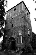 Der um 1400 entstandene gotische Backsteinturm der Dorfkirche Jrgenstorf.