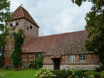 Die um 1700 gebaute Dorfkirche Jrgenstorf ist eine schlichte Fachwerkkirche mit Backsteinturm.