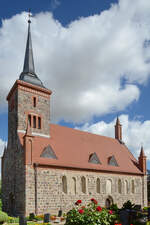 Ihr heutiges Aussehen erhielt diese um 1300 gebaute Feldsteinkirche zwischen 1860 bis 1900 durch den Bau des Turmes und den kleinen Trmchen.