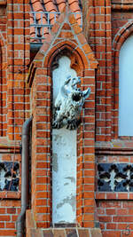 Blick auf einen der Wasserspeier an der Pfarrkirche St.