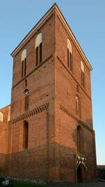 Blick auf den Turm der im Stil der Norddeutschen Backsteingotik erbauten dreischiffigen Pfarrkirche St.