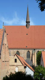 Blick auf die Klosterkirche des Klosters zum Heiligen Kreuz in Rostock.
