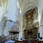 Auf der linken Seite die Predigtkanzel und rechts die Orgel mit der sich darunter befindlichen Frstenloge in der Marienkirche in Rostock.