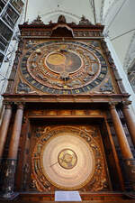 Die Astronomische Uhr mit dem vierten Kalendarium fr die Jahre 1885–2017 inder Marienkirche in Rostock.