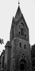 Im Bild der frhgotische Turm der Dorfkirche in Klaber.