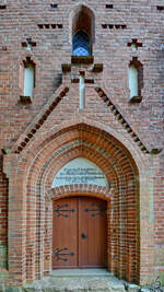 Das Westportal der Kirche in Linstow.