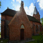 Spiel mit der Sonne und der Dorfkirche in Linstow.