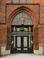 Ein Eingangsportal an der St.-Marien-Kirche in Stralsund.