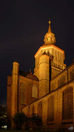 Die St.-Marien-Kirche in Stralsund bei Nacht.