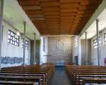 Gundelfingen, Blick zum Altar in der St.Bruder-Klaus-Kirche, Juli 2018