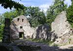 Denzlingen, die Kirchenruine auf dem Mauracher Berg, Blick in das Gebudeinnere, Juli 2022