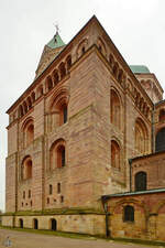 Das neuere Westwerk des Speyerer Doms hebt sich deutlich vom lteren Gebudeteil ab.